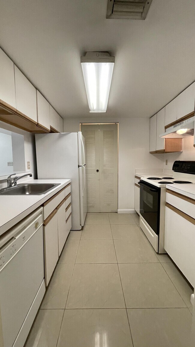 Building Photo - 9833 Westview Dr