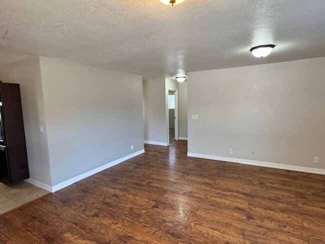 Building Photo - PRIVATE, COUNTRY LIKE SETTING IS A 2 BEDRO...