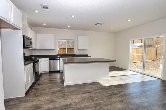 Building Photo - Beautiful Lincoln Home Available in May!