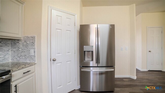 Building Photo - 6107 Bridgewood Dr