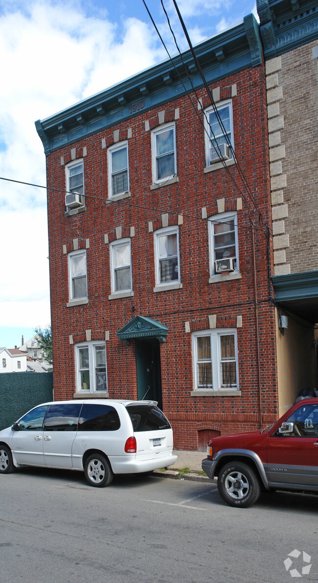 Building Photo - 5 Clinton St
