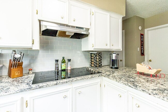 Building Photo - Pre-Leasing Summer 2023: Spacious 4/2,