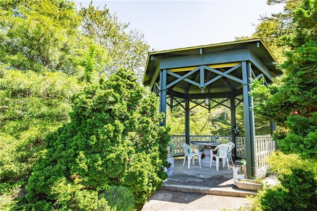 Building Photo - 35 Chastellux Ave