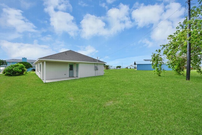 Building Photo - 1105 W Bayshore Dr