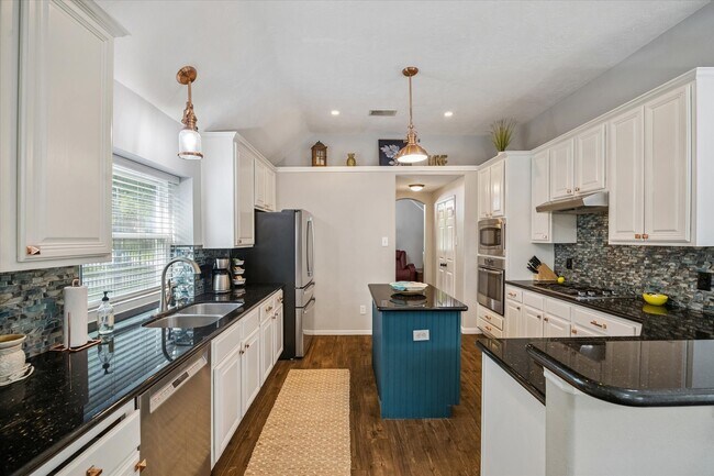 Building Photo - 16131 Castlegrove Ct