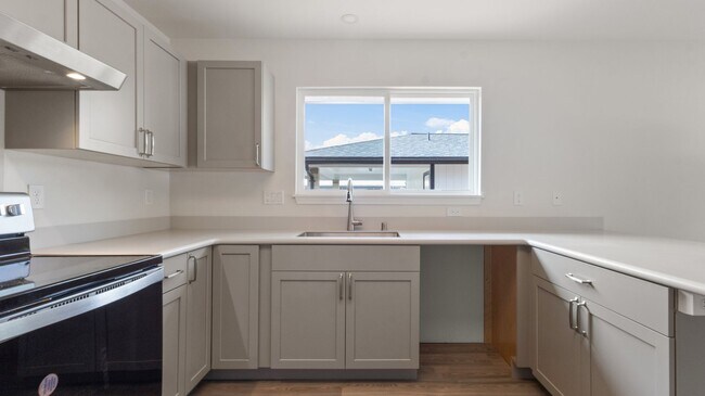 Building Photo - Move-In Ready 2BR/1BA in Waimalu, Aiea – Minutes from Pearl Harbor & Pearlridge