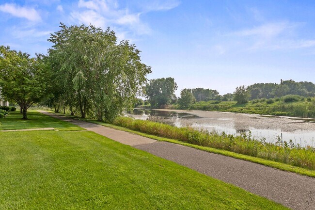 Building Photo - Freshly Remodeled 3bd 3ba Townhome for Rent in Club West, Blaine – Pond View!