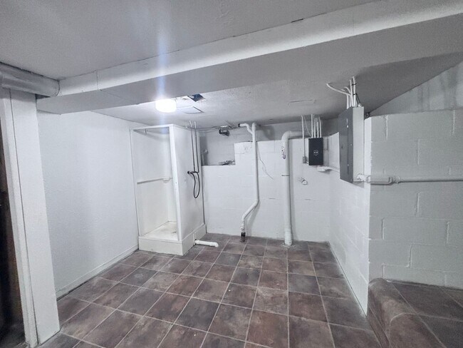 Building Photo - Spacious 3 Bed Home with Enclosed Porch & Detached Garage