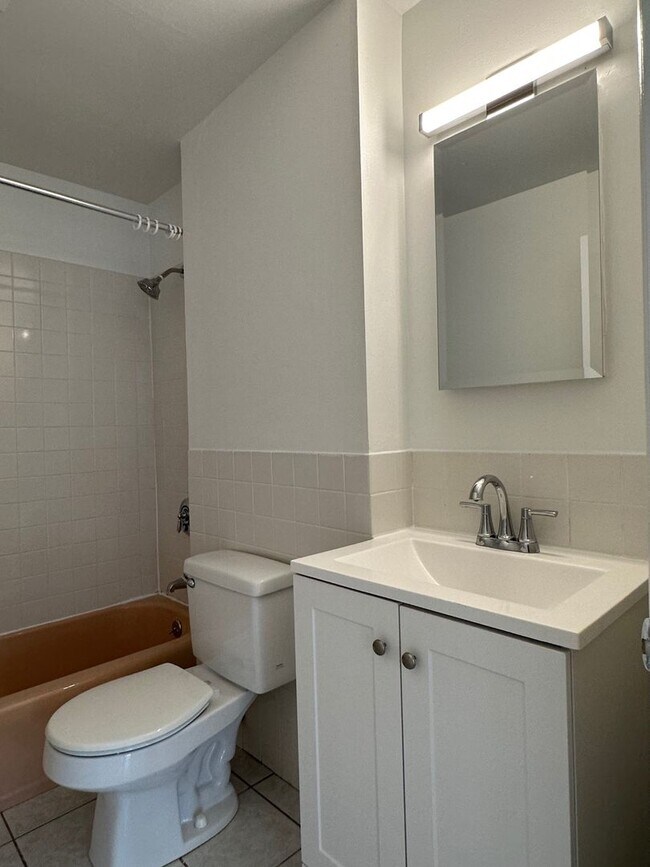 Building Photo - Large, updated 2 bedroom near the Green Li...