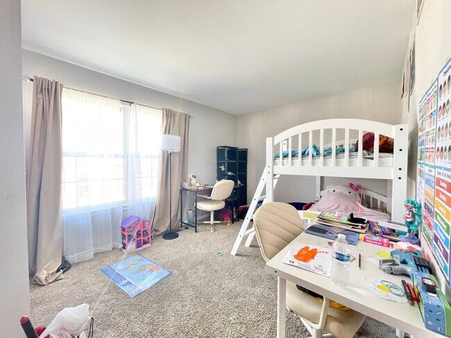 Building Photo - 2565 Dickens Ct