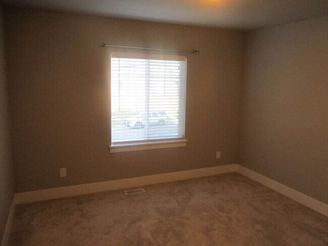 Building Photo - 4 Bedroom 2.5 Bathroom Harbor Hills Home