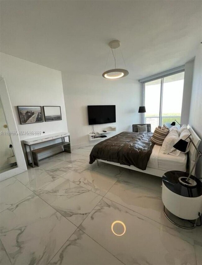 Building Photo - 15811 Collins Ave