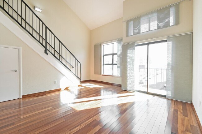 Building Photo - Top Level One Bedroom Condo in Rhino