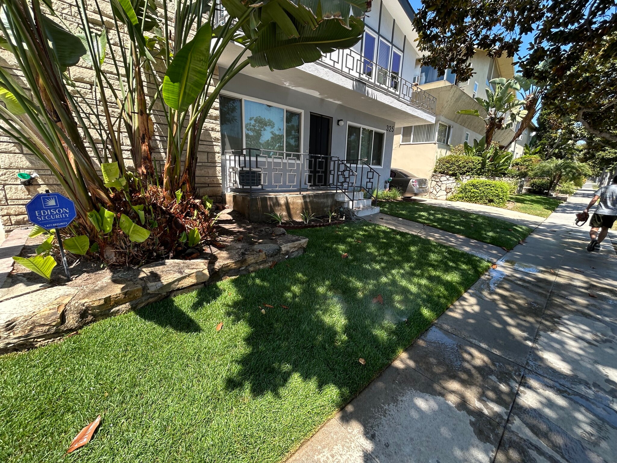 Building View from Doheny - 325 S Doheny Dr