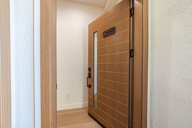 Building Photo - Modern Upstairs 3-Bedroom at 4222 1/2 | On...