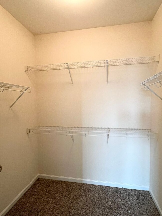 Building Photo - 3 Bedroom, 1 bath, with fenced in backyard...