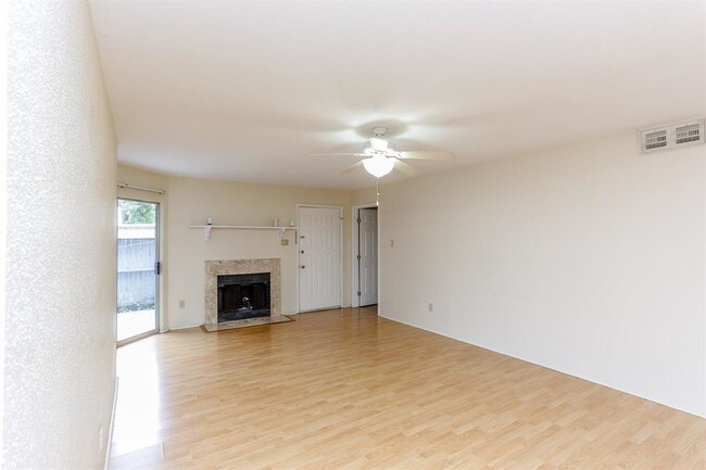 Building Photo - 9797 Leawood Blvd