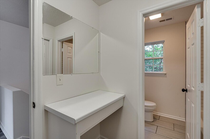 Building Photo - 913 Sylvan Dr
