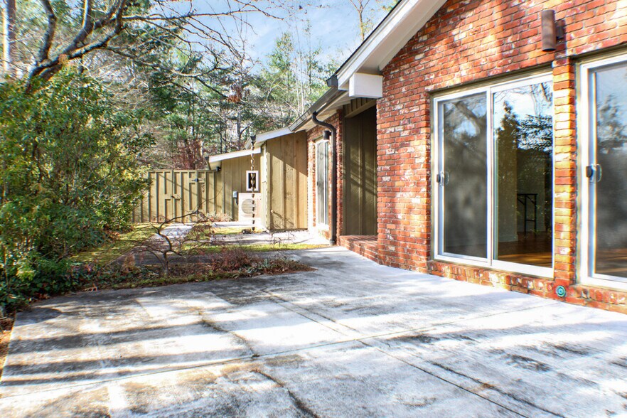 Building Photo - 21 Woodbury Rd