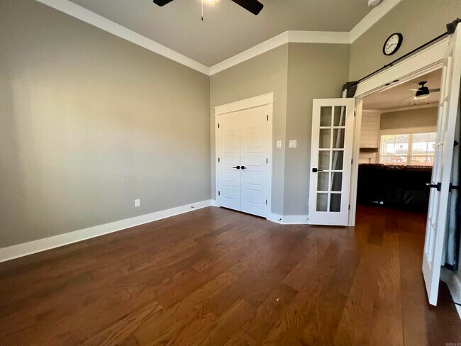 Building Photo - 9741 Meadow Creek Dr