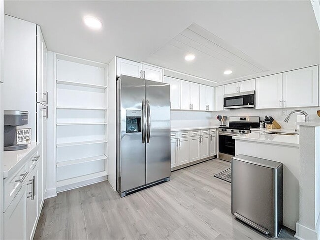 Building Photo - 400 Island Way