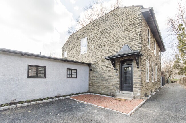 Building Photo - Hip 1 Bed/2Bath w/ Den; Gorgeous exterior and spacious interior features in Chestnut Hill!
