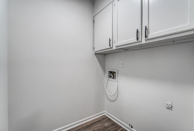 Building Photo - Style, Space, and Convenience in the Heart...