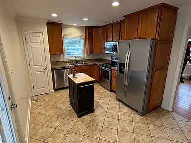 Building Photo - 3564 Camelot Dr