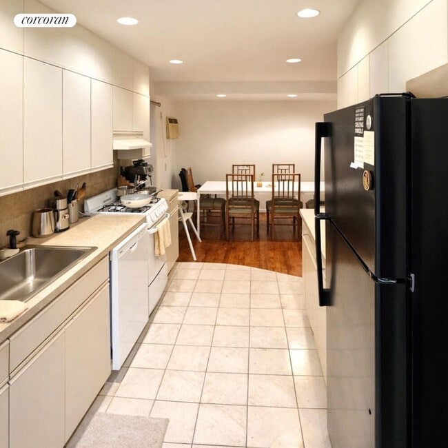 Building Photo - 38 Richardson St