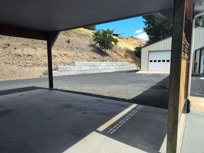Building Photo - Spacious 3 Bed, 2 Bath Home with Shop & Stunning River Views – Clemans Addition