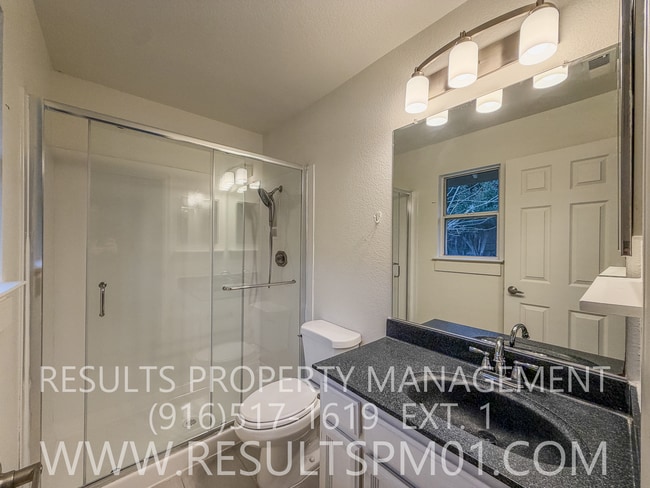 Building Photo - Beautiful Rocklin Light and bright Home!