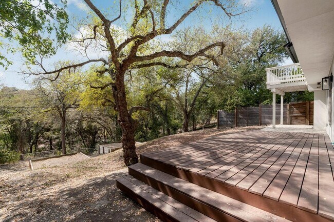 Building Photo - 2401 Lehigh Dr