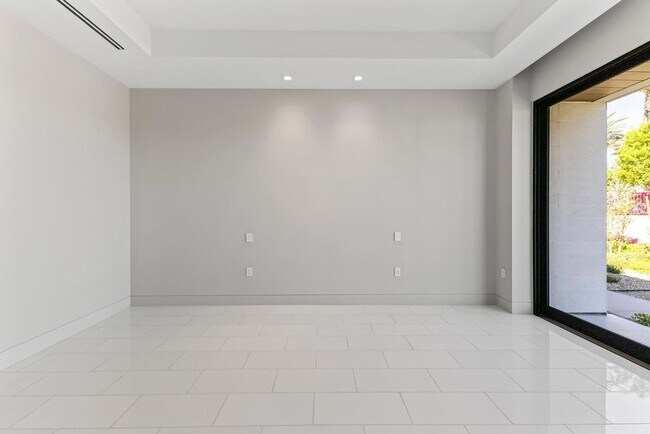 Building Photo - 6587 N Palmeraie Blvd