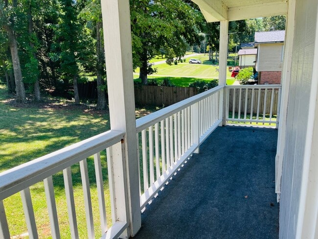 Building Photo - Beautiful 3 bedroom, 3 bathroom with large...