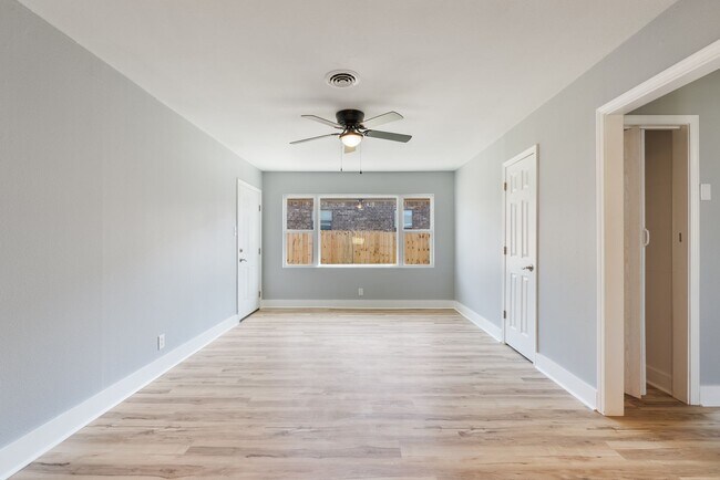 Building Photo - 611 Lenora St