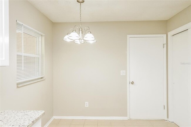 Building Photo - 913 Redwood Ct