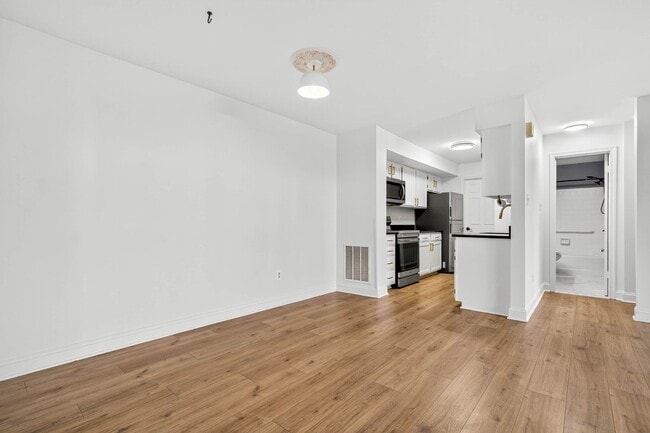 Building Photo - Very Nicely Update Condo in Prime Location!