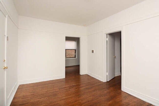 Building Photo - 931 W Sunnyside Ave