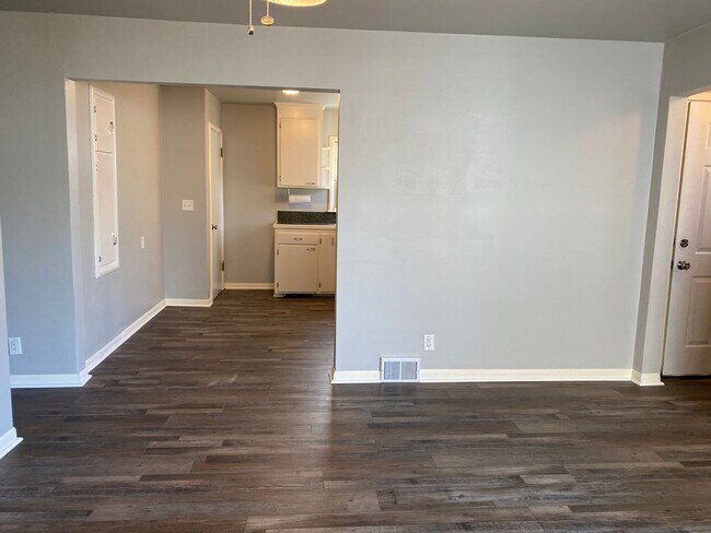Building Photo - A must see!!! This spacious and newely upd...