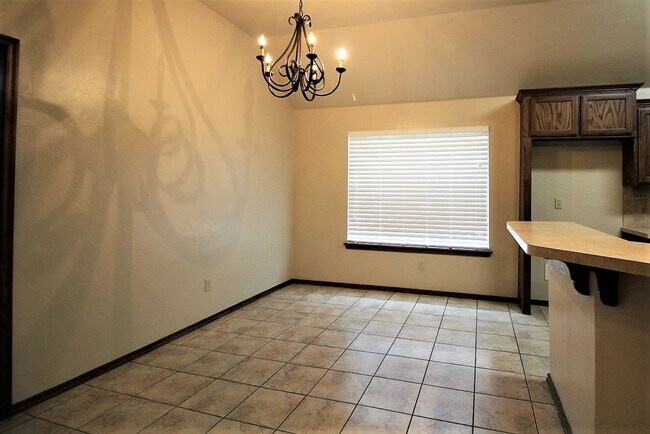 Building Photo - Gorgeous 4 Bed 2 Bath in Gated Community