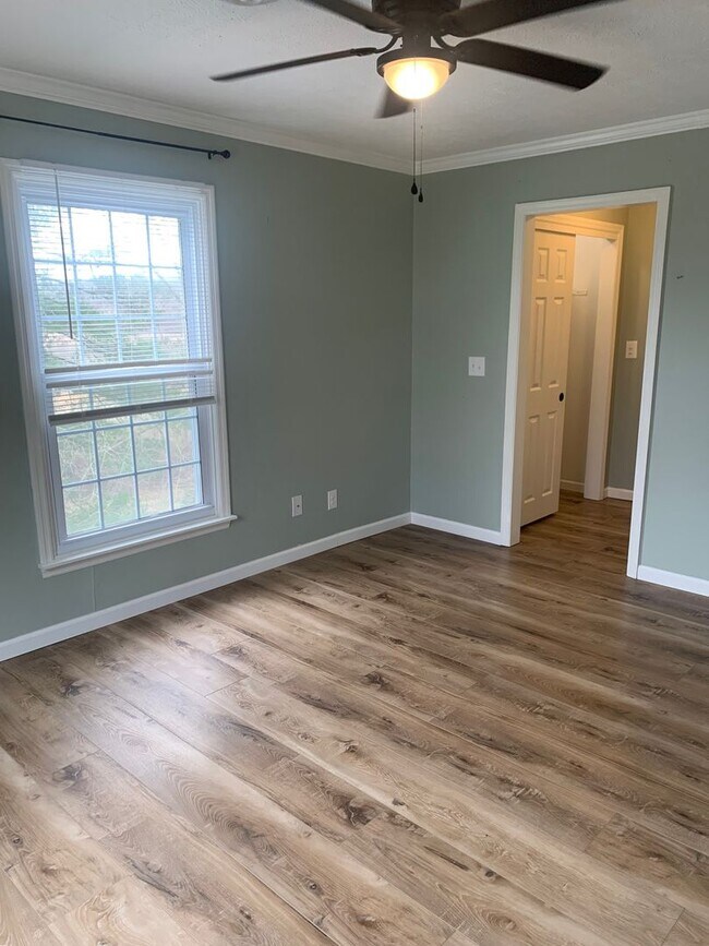 Building Photo - Charming Five-Bedroom Retreat with Finished Basement and Modern Amenities!