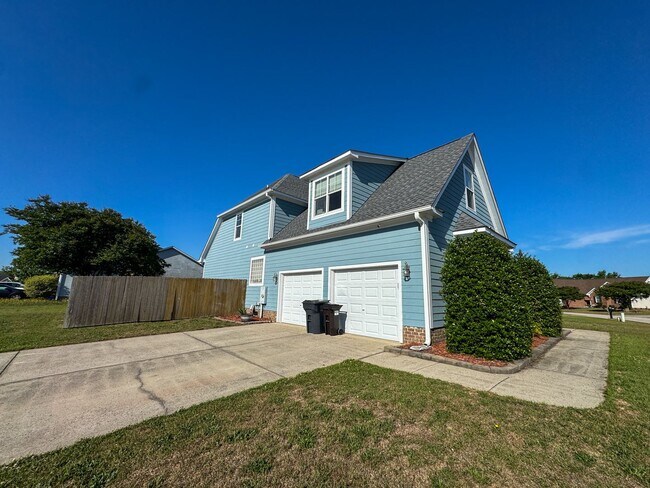 Building Photo - Well-Maintained 4 Bed 2.5 Bath Home with a Pool