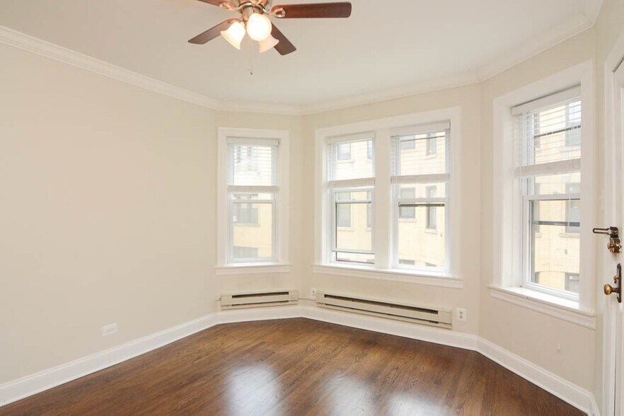 Building Photo - 3833 N Greenview Ave