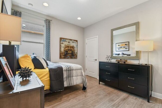 Building Photo - "Unfurnished" Luxurious 5/3.5 Stunning Home with a Generous Loft and a 2 Car Garage in the Highly...