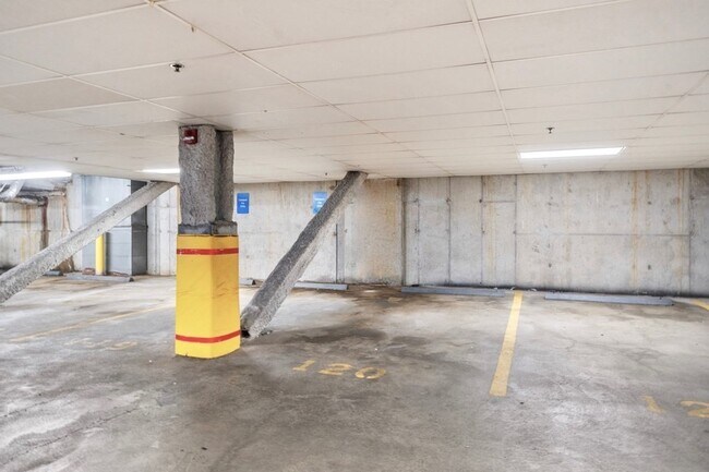 Building Photo - 73 Chelsea St