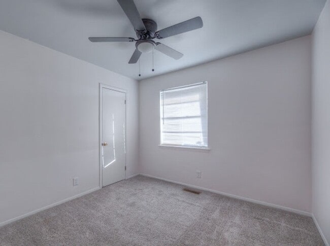Building Photo - Spacious 3 Bedroom, 2 Bath Duplex with Garage, Washer & Dryer Included – Move-In Ready!