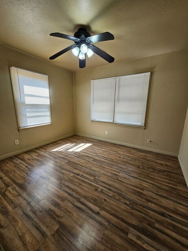 Building Photo - (2) Bed/(1) Bath w/ (2) Living Areas + Uti...