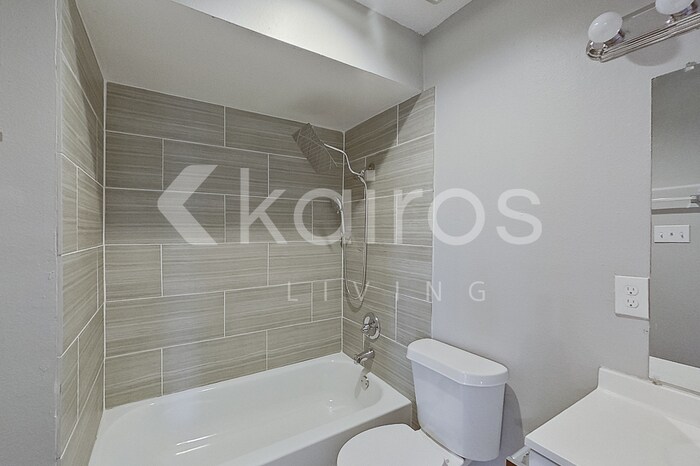 Building Photo - 832 Courtenay Pl