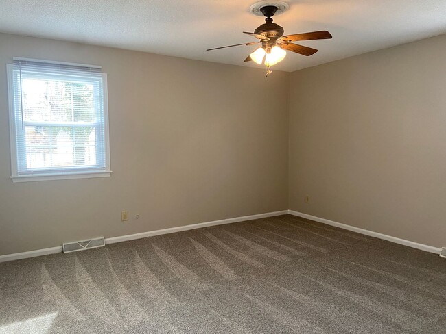 Building Photo - 3 Bedroom, 2 Bathroom House in Greensboro!