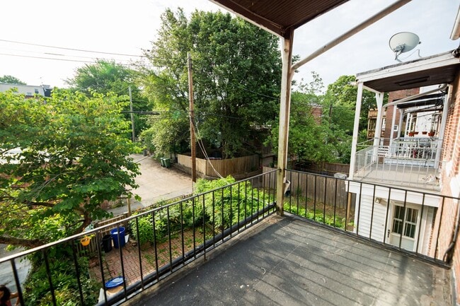 Building Photo - 2026/2027 JHU off-campus Renovated Charles Village 5bd/2ba w/ W/D & CAC Available 6/9/26